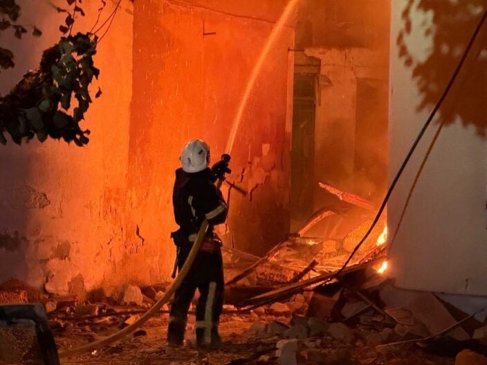 Обстріл Одеси: 10 влучань по місту, горіли багатоповерхівки, є постраждалі серед рятувальників