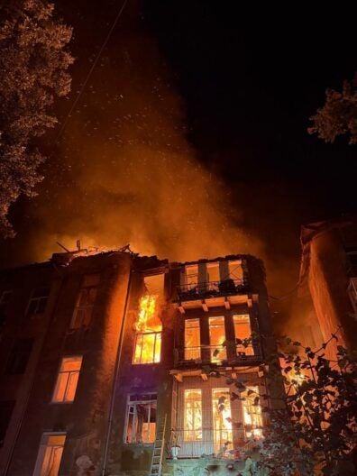 Обстріл Одеси: 10 влучань по місту, горіли багатоповерхівки, є постраждалі серед рятувальників