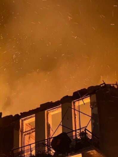 Обстріл Одеси: 10 влучань по місту, горіли багатоповерхівки, є постраждалі серед рятувальників