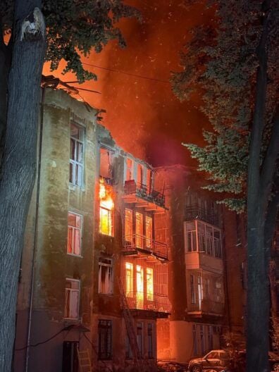 Обстріл Одеси: 10 влучань по місту, горіли багатоповерхівки, є постраждалі серед рятувальників