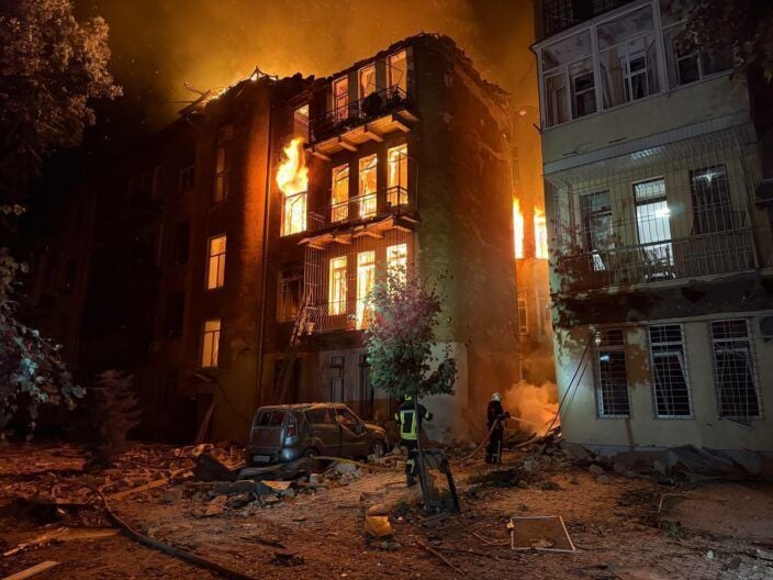 Обстріл Одеси: 10 влучань по місту, горіли багатоповерхівки, є постраждалі серед рятувальників