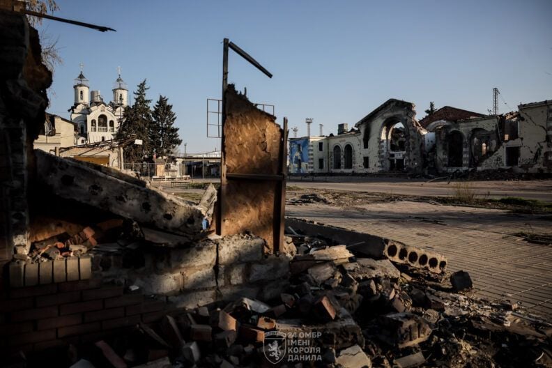 Знелюднена і понівечена: як тримається Костянтинівка під нищівними ударами росіян — репортаж