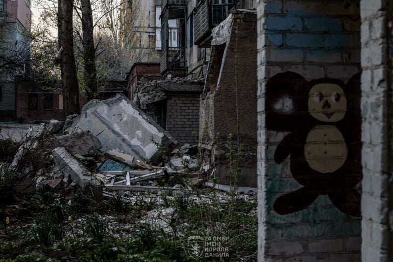 Знелюднена і понівечена: як тримається Костянтинівка під нищівними ударами росіян — репортаж