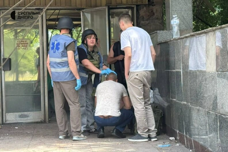 Пасажири потяга у крові: РФ атакувала Дніпро — у місті є жертви