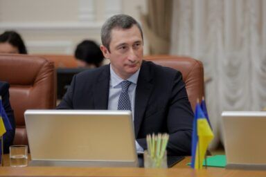 Фото до: Олексій Чернишов: у чому підозрюють міністра єдності