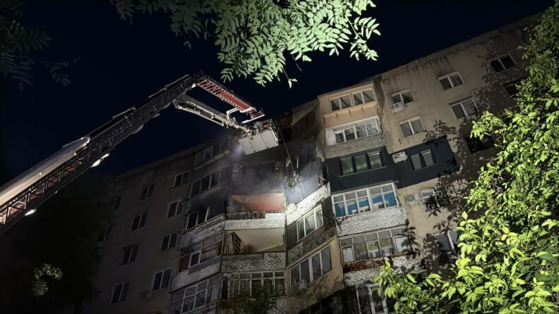 “Нас, пожалуйста, нас”: россияне атаковали дом в Одессе, горели верхние этажи
