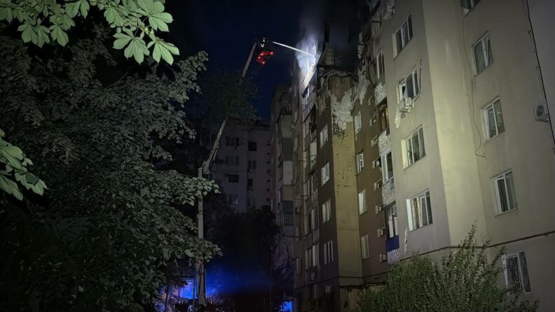 “Нас, пожалуйста, нас”: россияне атаковали дом в Одессе, горели верхние этажи