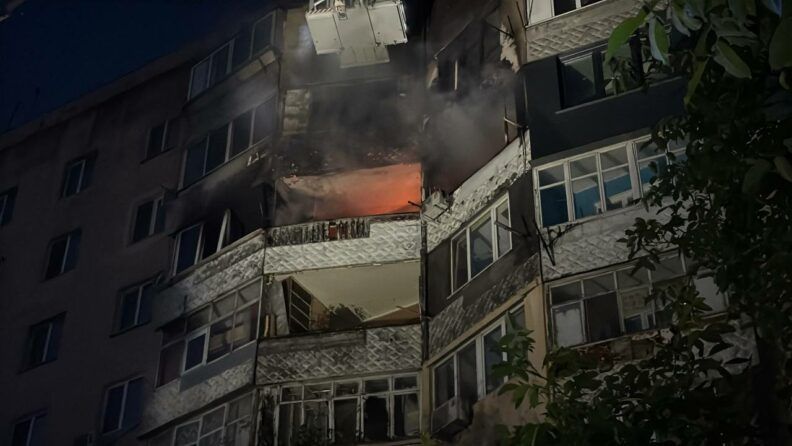 “Нас, пожалуйста, нас”: россияне атаковали дом в Одессе, горели верхние этажи