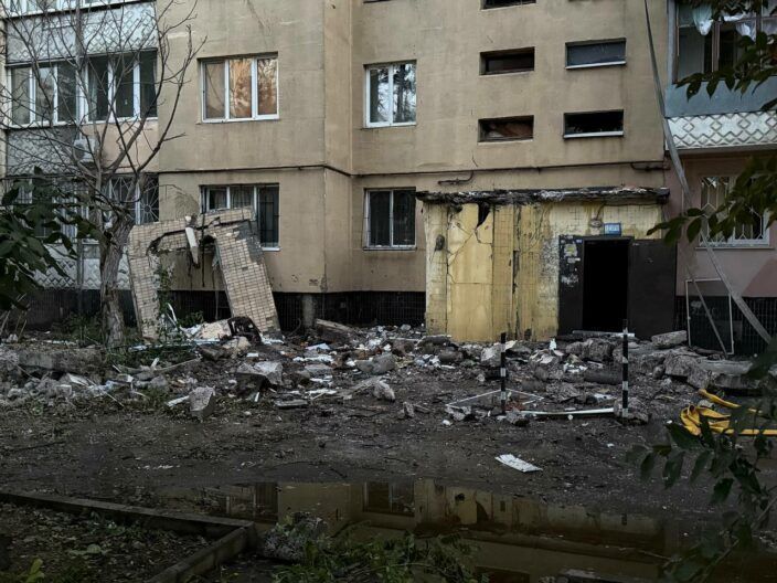 “Нас, пожалуйста, нас”: россияне атаковали дом в Одессе, горели верхние этажи