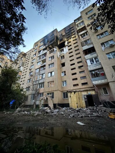 “Нас, пожалуйста, нас”: россияне атаковали дом в Одессе, горели верхние этажи