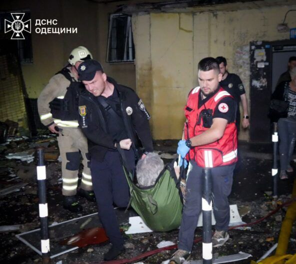 “Нас, пожалуйста, нас”: россияне атаковали дом в Одессе, горели верхние этажи