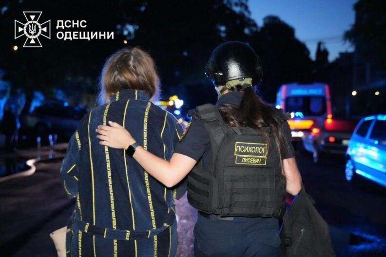 “Нас, пожалуйста, нас”: россияне атаковали дом в Одессе, горели верхние этажи