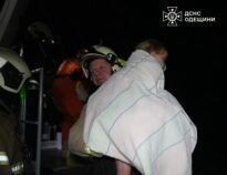 “Нас, пожалуйста, нас”: россияне атаковали дом в Одессе, горели верхние этажи