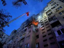 “Нас, пожалуйста, нас”: россияне атаковали дом в Одессе, горели верхние этажи