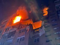 “Нас, пожалуйста, нас”: россияне атаковали дом в Одессе, горели верхние этажи