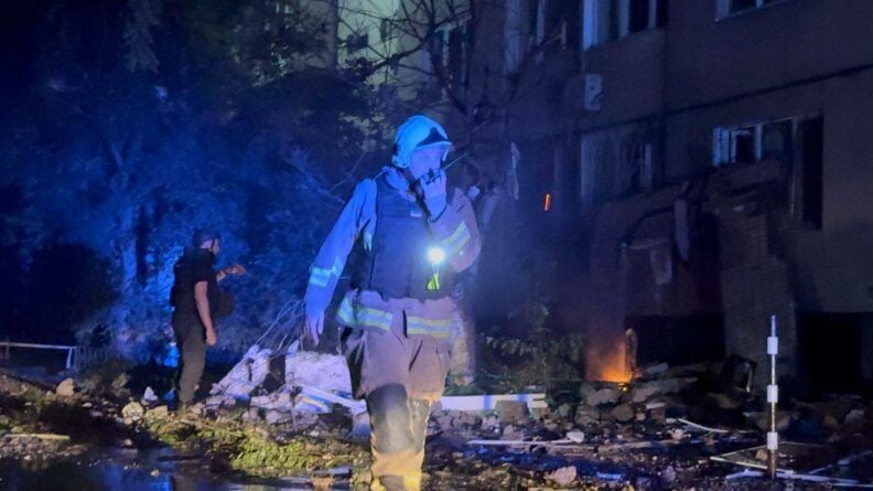 “Нас, пожалуйста, нас”: россияне атаковали дом в Одессе, горели верхние этажи