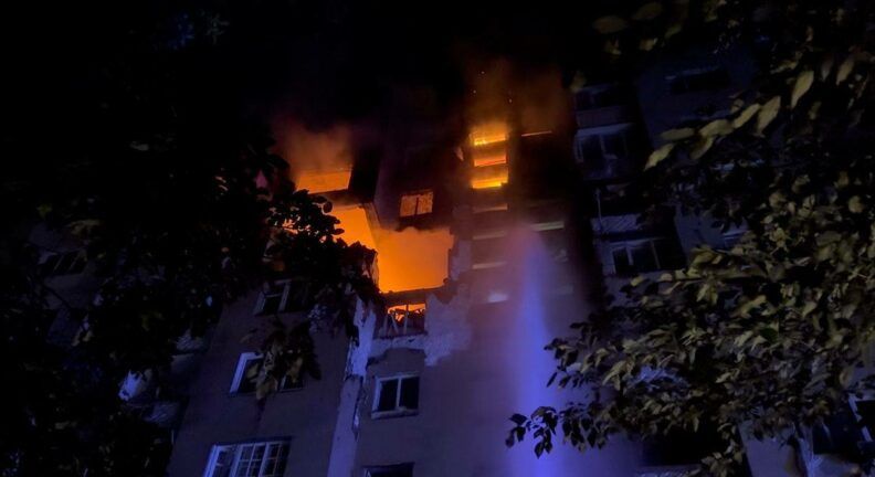 “Нас, пожалуйста, нас”: россияне атаковали дом в Одессе, горели верхние этажи