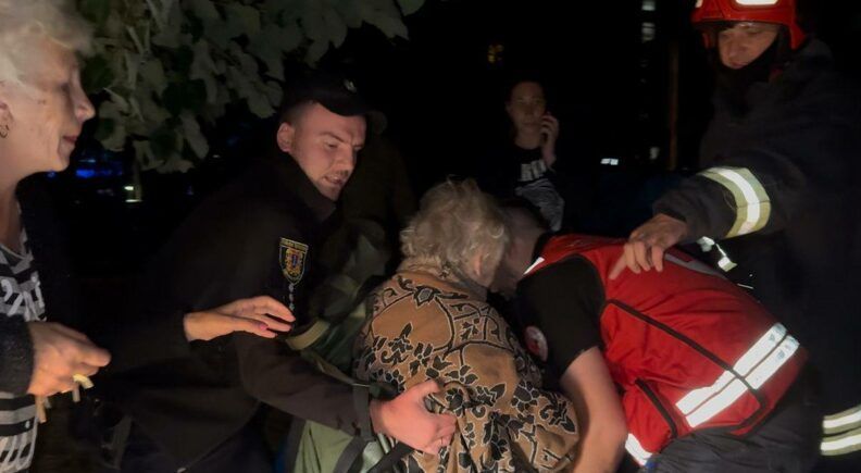 “Нас, пожалуйста, нас”: россияне атаковали дом в Одессе, горели верхние этажи