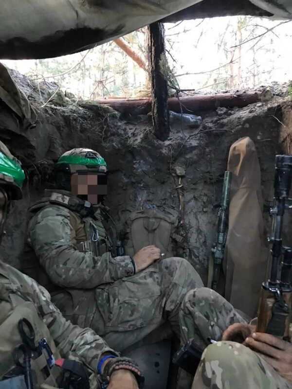 Військовий в окопі