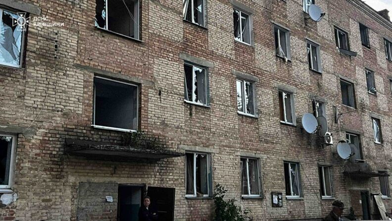 Террор без пауз. Киевщину атаковали дроны: есть раненые и разрушения, горели автомобили
