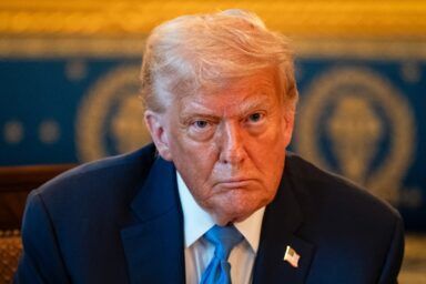 Фото до: Трамп повідомив про відновлення постачань зброї до України