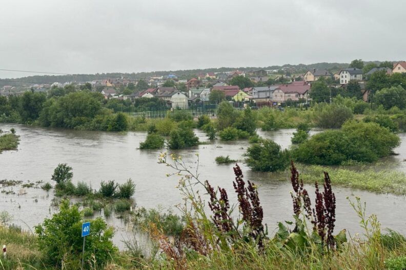 Львів затопило: вулиці йдуть під воду — фото, відео