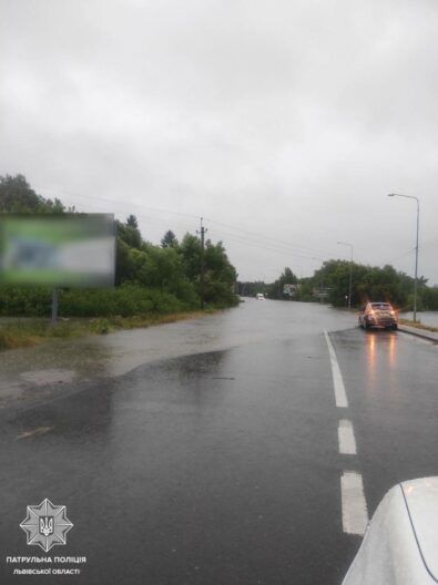 Львів затопило: вулиці йдуть під воду — фото, відео