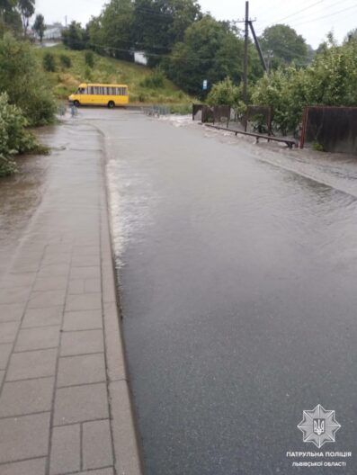 Львів затопило: вулиці йдуть під воду — фото, відео
