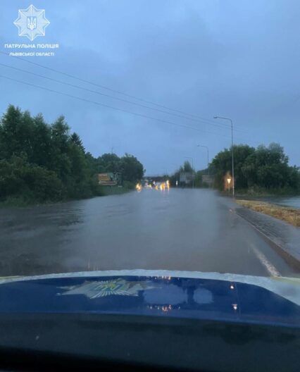 Львів затопило: вулиці йдуть під воду — фото, відео