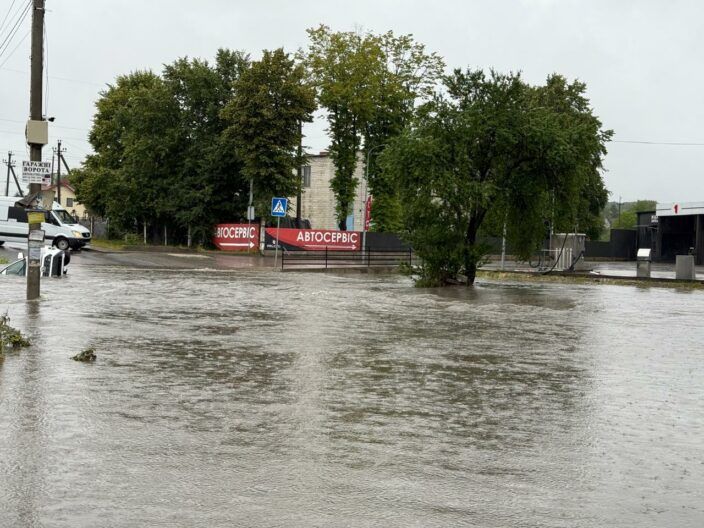 Львів затопило: вулиці йдуть під воду — фото, відео