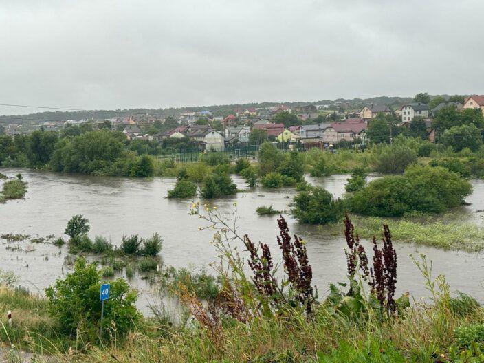 Львів затопило: вулиці йдуть під воду — фото, відео