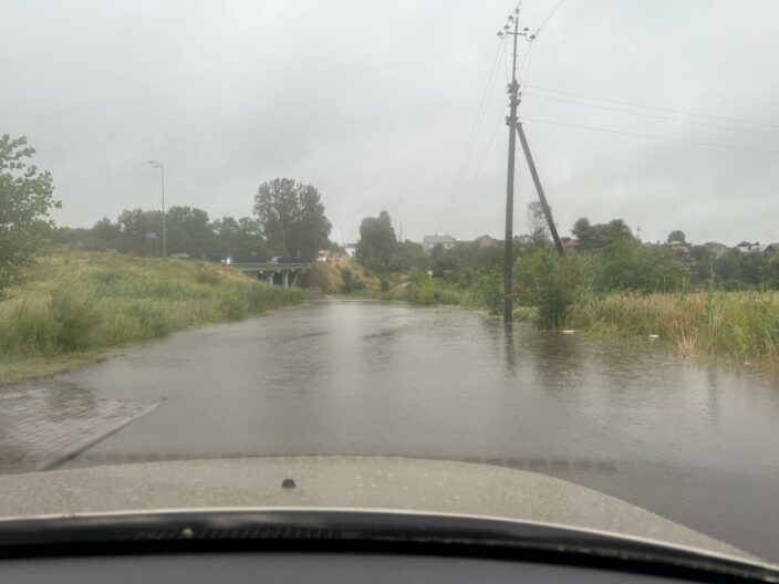 Львів затопило: вулиці йдуть під воду — фото, відео