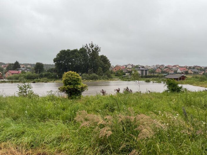 Львів затопило: вулиці йдуть під воду — фото, відео