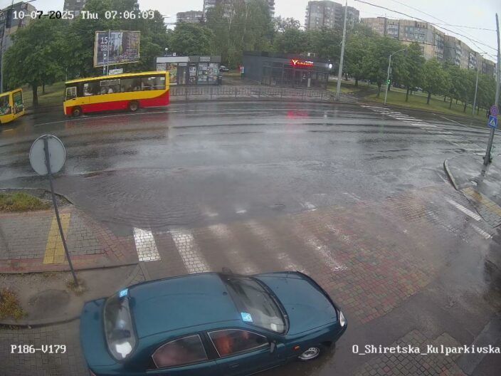 Львів затопило: вулиці йдуть під воду — фото, відео