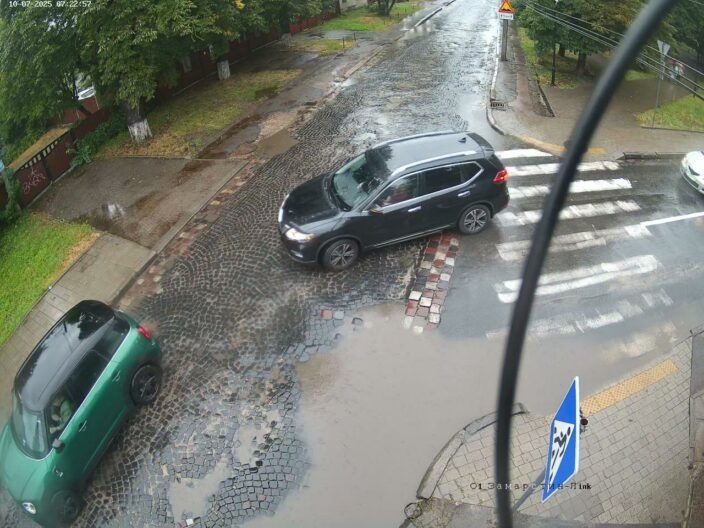 Львів затопило: вулиці йдуть під воду — фото, відео