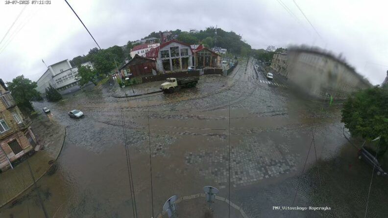Львів затопило: вулиці йдуть під воду — фото, відео