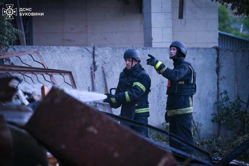 Уперше по Чернівцях: росіяни вдарили по місту, є загиблі і поранені
