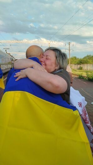 Ждала даже собачка: как Знаменка встретила героя из российского плена