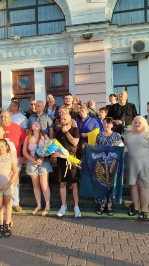 Ждала даже собачка: как Знаменка встретила героя из российского плена