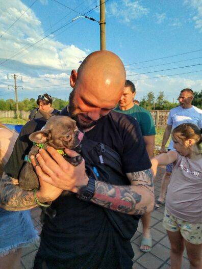 Ждала даже собачка: как Знаменка встретила героя из российского плена