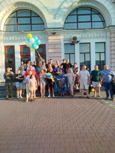 Ждала даже собачка: как Знаменка встретила героя из российского плена
