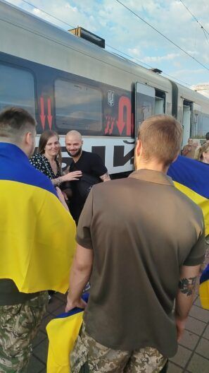 Ждала даже собачка: как Знаменка встретила героя из российского плена
