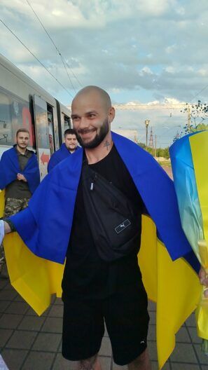 Ждала даже собачка: как Знаменка встретила героя из российского плена