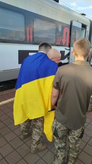 Ждала даже собачка: как Знаменка встретила героя из российского плена