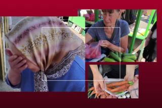 волонтер купив бабусі продуктів