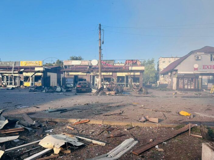 ФАБ-500 по магазину Аврора в Доброполье: в городе есть жертвы, много раненых (ОБНОВЛЕНО)