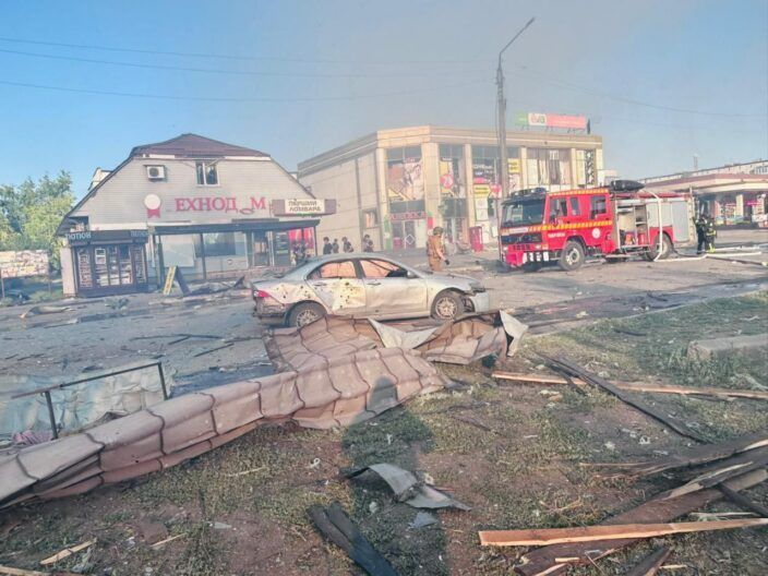 ФАБ-500 по магазину Аврора в Доброполье: в городе есть жертвы, много раненых (ОБНОВЛЕНО)