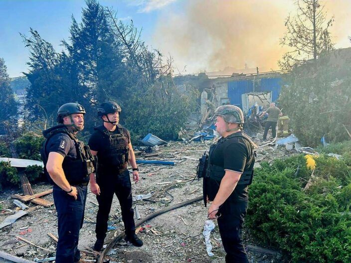 ФАБ-500 по магазину Аврора в Доброполье: в городе есть жертвы, много раненых (ОБНОВЛЕНО)