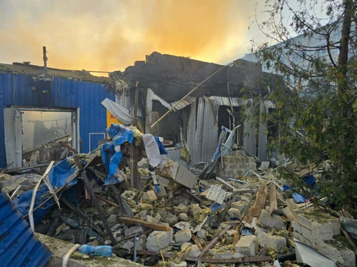ФАБ-500 по магазину Аврора в Доброполье: в городе есть жертвы, много раненых (ОБНОВЛЕНО)