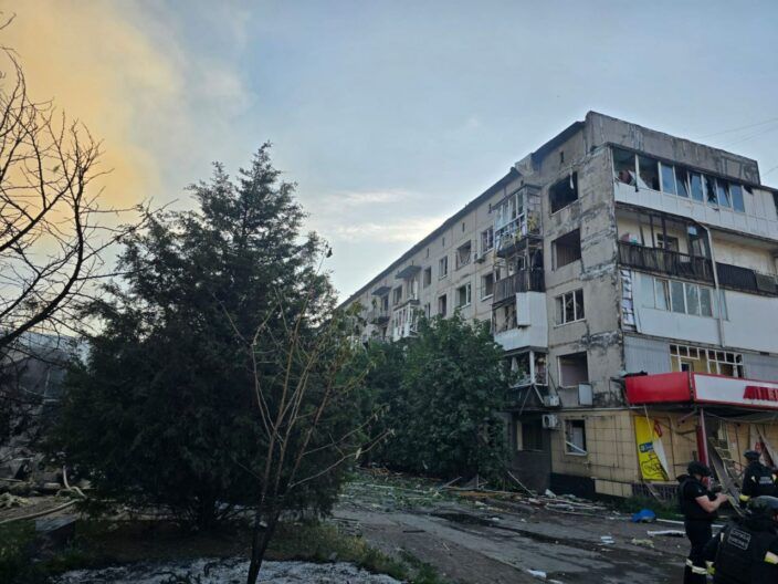 ФАБ-500 по магазину Аврора в Доброполье: в городе есть жертвы, много раненых (ОБНОВЛЕНО)